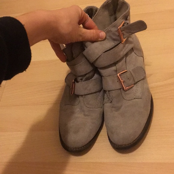 cute light grey ankle boots with rose gold buckles - Picture 3 of 4